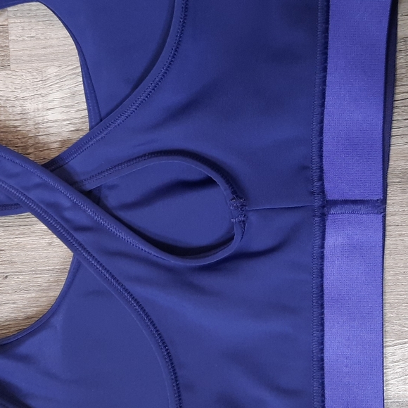 LIKE NEW Women's Under Armour Crossback Sports Bra Medium - Picture 5 of 5